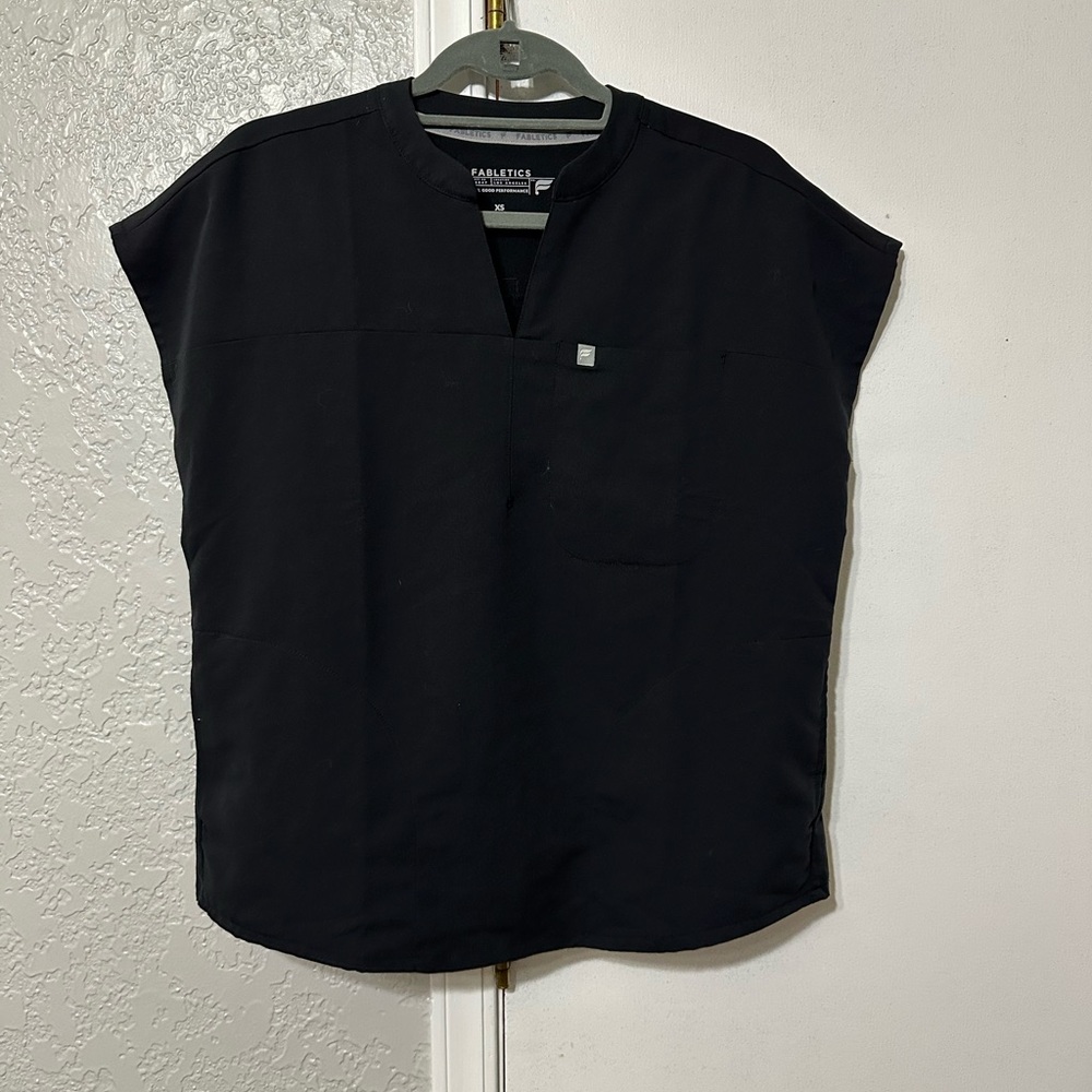 Fabletics black evolve scrub top